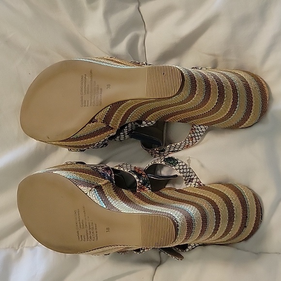 Belgrano Cueros Upper Leather Multicolored Buckle Platform Wedges size 7.5 NWOB - Picture 4 of 6